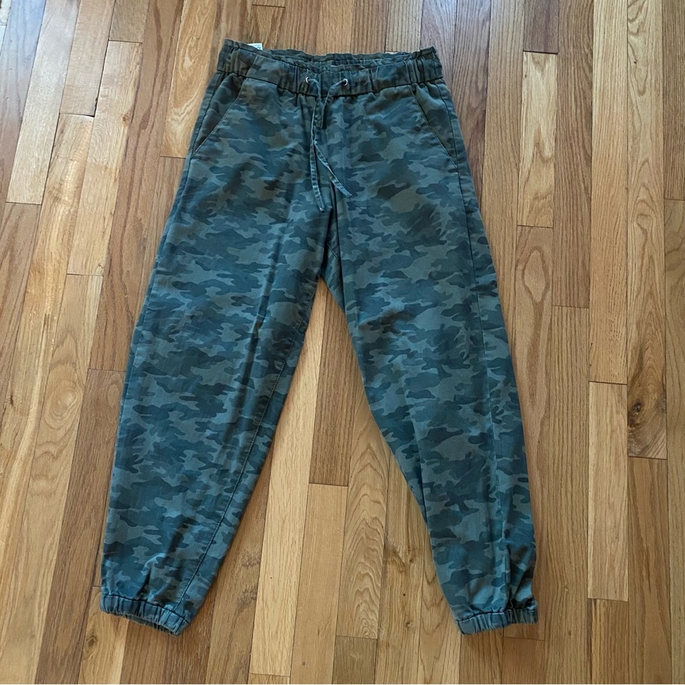 Levi's Women's Camouflage Print Drawstring-Waist Jogging Pants